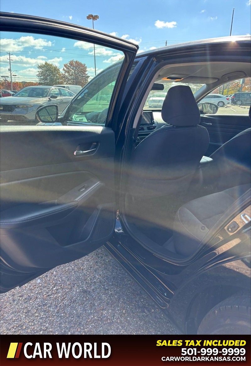 Nissan Altima Vehicle Full-screen Gallery Image 14