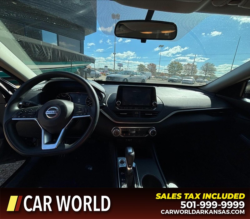 Nissan Altima Vehicle Full-screen Gallery Image 15