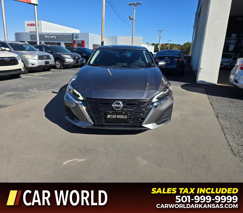 Nissan Altima Vehicle Full-screen Gallery Image 2