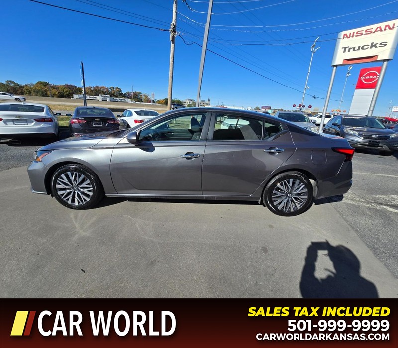 Nissan Altima Vehicle Full-screen Gallery Image 4