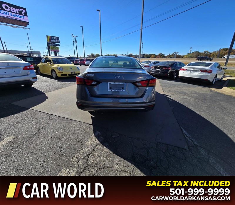 Nissan Altima Vehicle Full-screen Gallery Image 5