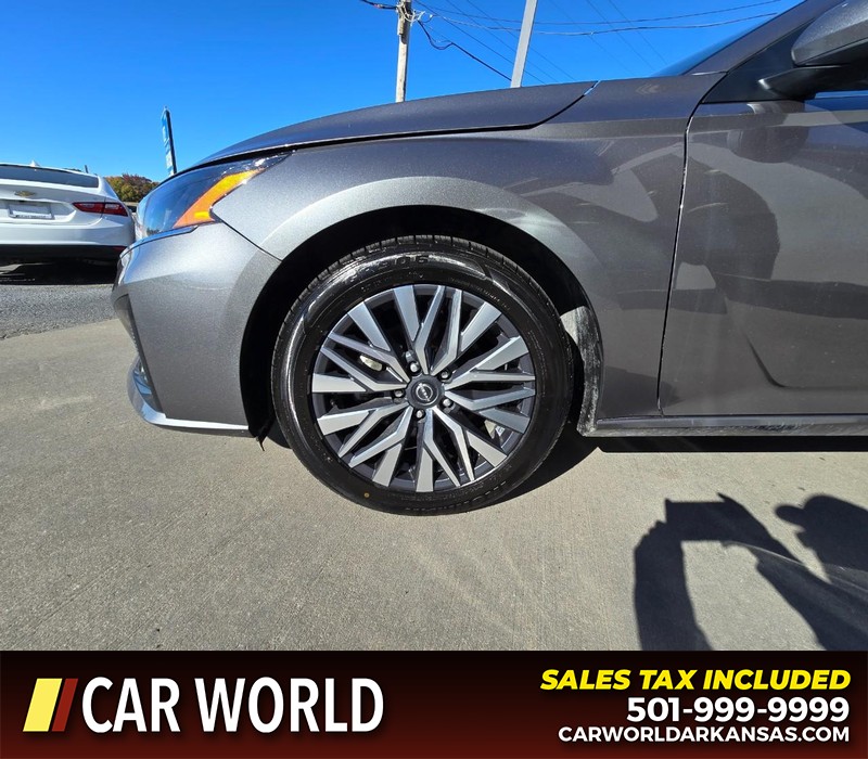 Nissan Altima Vehicle Full-screen Gallery Image 6