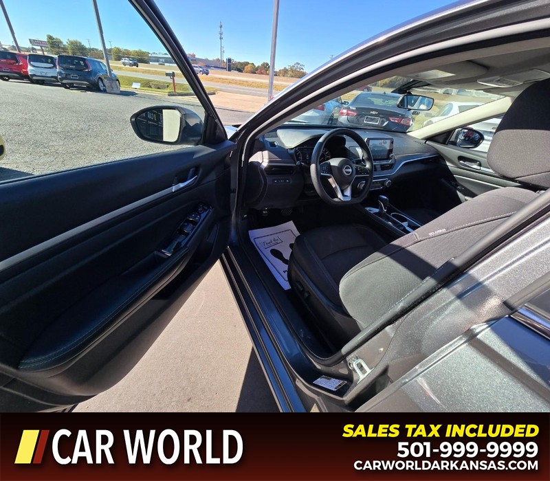 Nissan Altima Vehicle Full-screen Gallery Image 7