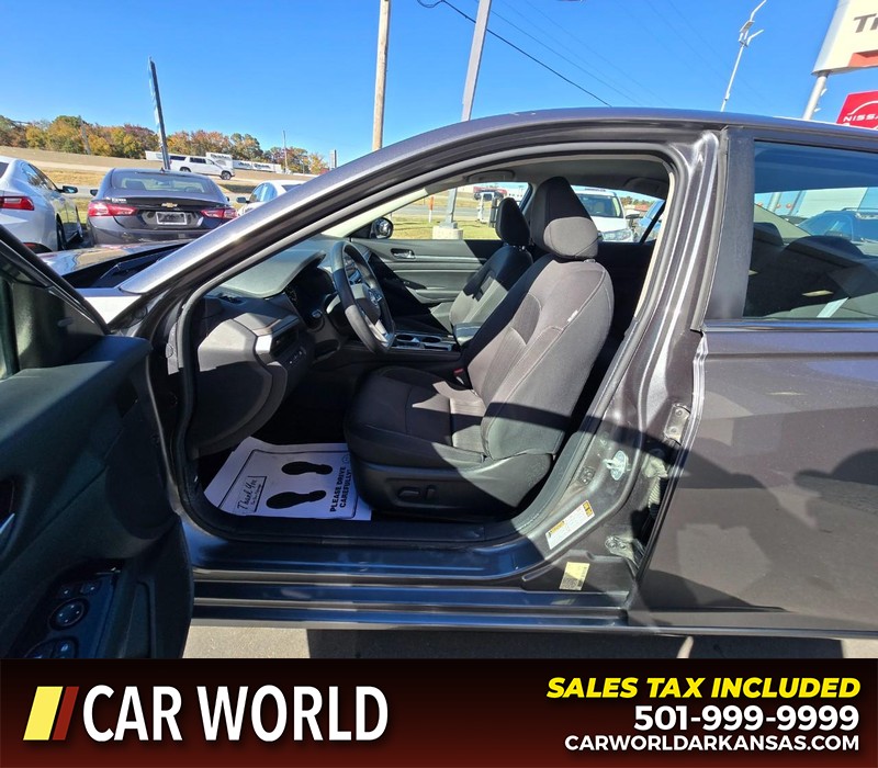 Nissan Altima Vehicle Full-screen Gallery Image 8