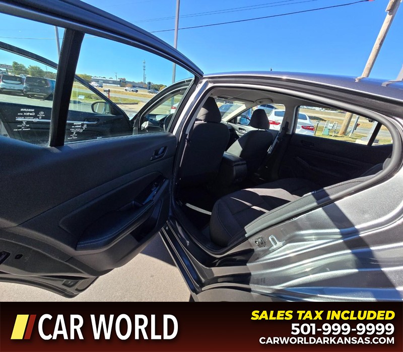 Nissan Altima Vehicle Full-screen Gallery Image 9