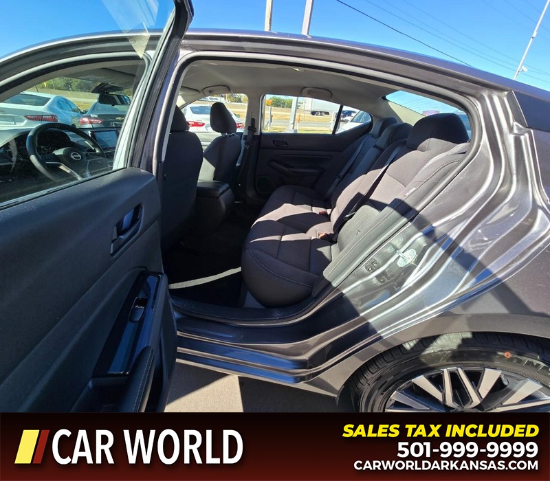 Nissan Altima Vehicle Full-screen Gallery Image 10