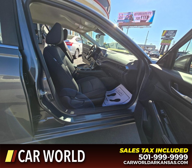 Nissan Altima Vehicle Full-screen Gallery Image 11