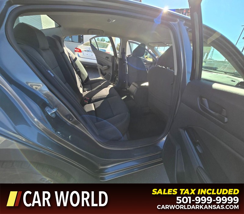 Nissan Altima Vehicle Full-screen Gallery Image 12