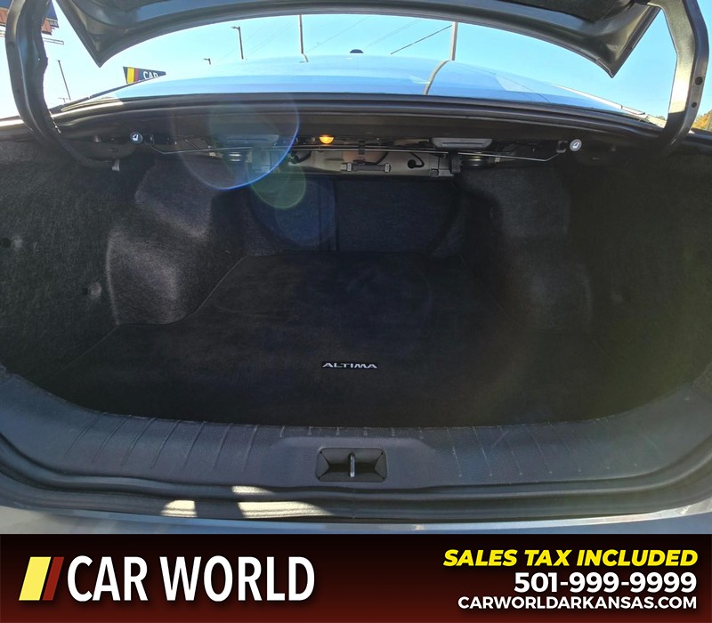 Nissan Altima Vehicle Full-screen Gallery Image 13