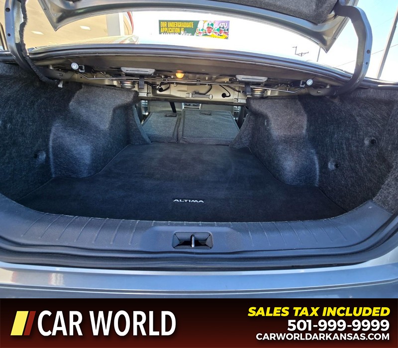 Nissan Altima Vehicle Full-screen Gallery Image 14