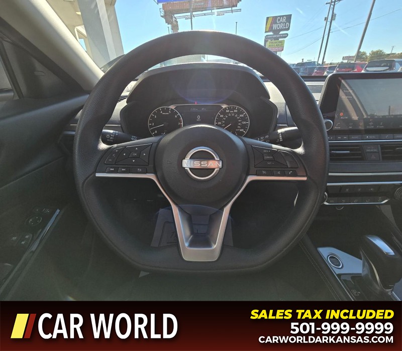 Nissan Altima Vehicle Full-screen Gallery Image 15