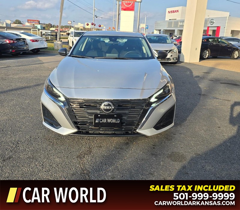 Nissan Altima Vehicle Full-screen Gallery Image 2