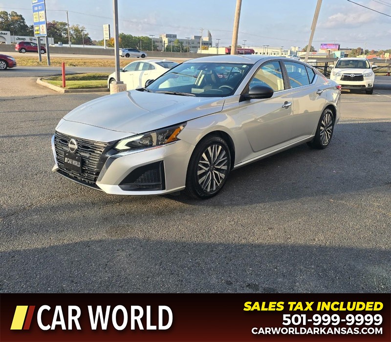 Nissan Altima Vehicle Full-screen Gallery Image 3