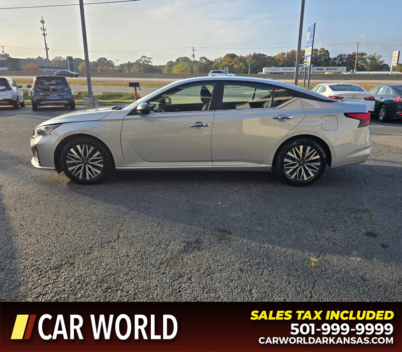 Nissan Altima Vehicle Full-screen Gallery Image 4