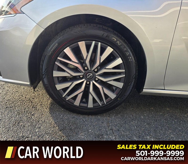 Nissan Altima Vehicle Full-screen Gallery Image 6