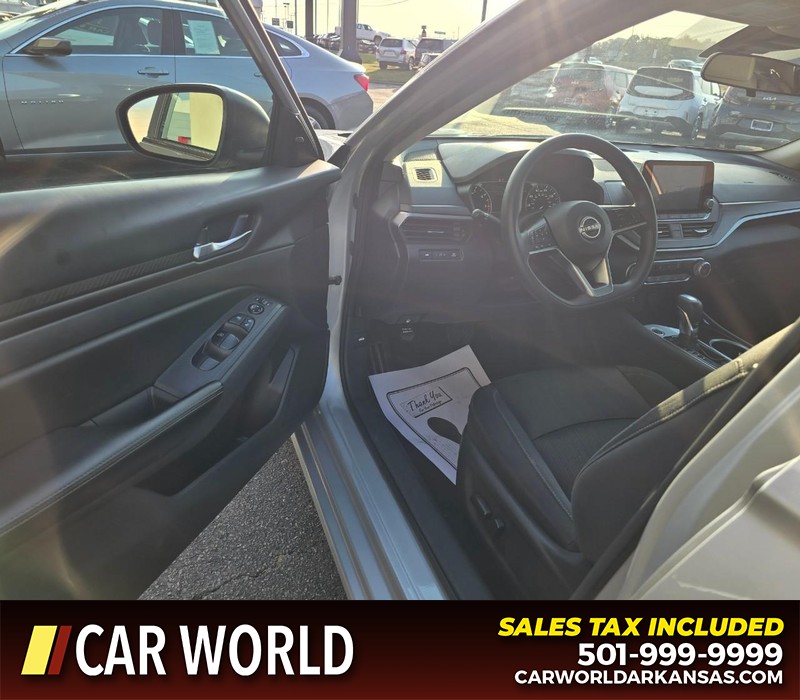 Nissan Altima Vehicle Full-screen Gallery Image 7