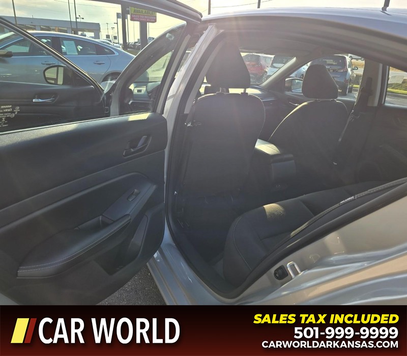 Nissan Altima Vehicle Full-screen Gallery Image 9