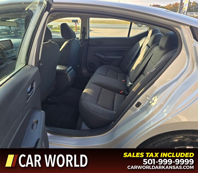 Nissan Altima Vehicle Full-screen Gallery Image 10