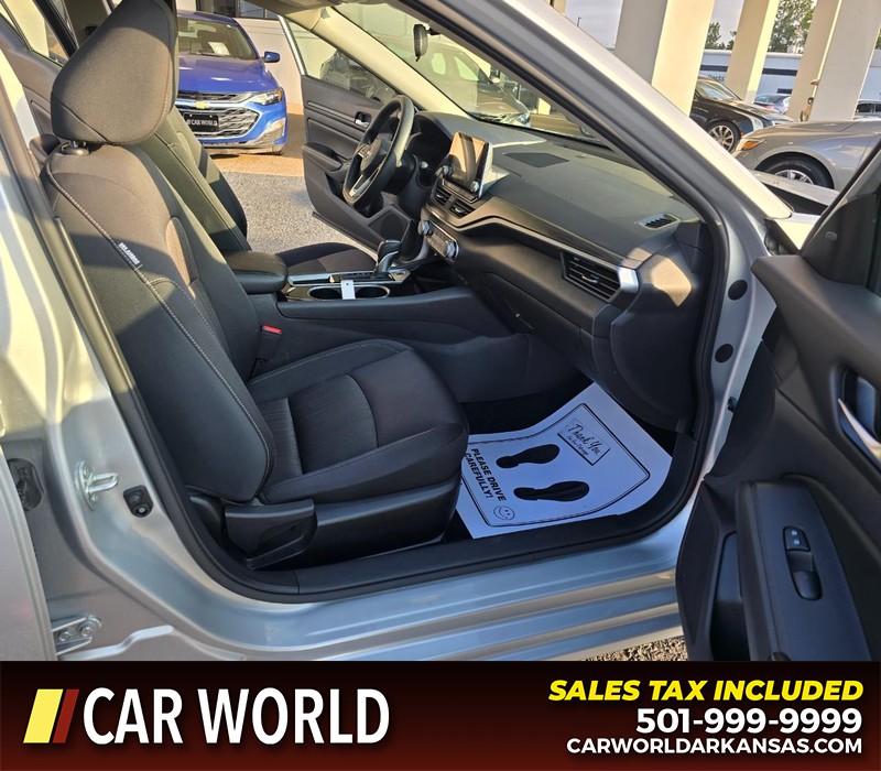 Nissan Altima Vehicle Full-screen Gallery Image 11