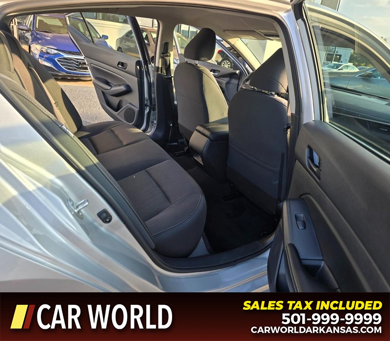 Nissan Altima Vehicle Full-screen Gallery Image 12