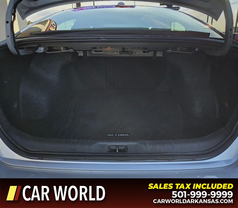 Nissan Altima Vehicle Full-screen Gallery Image 13