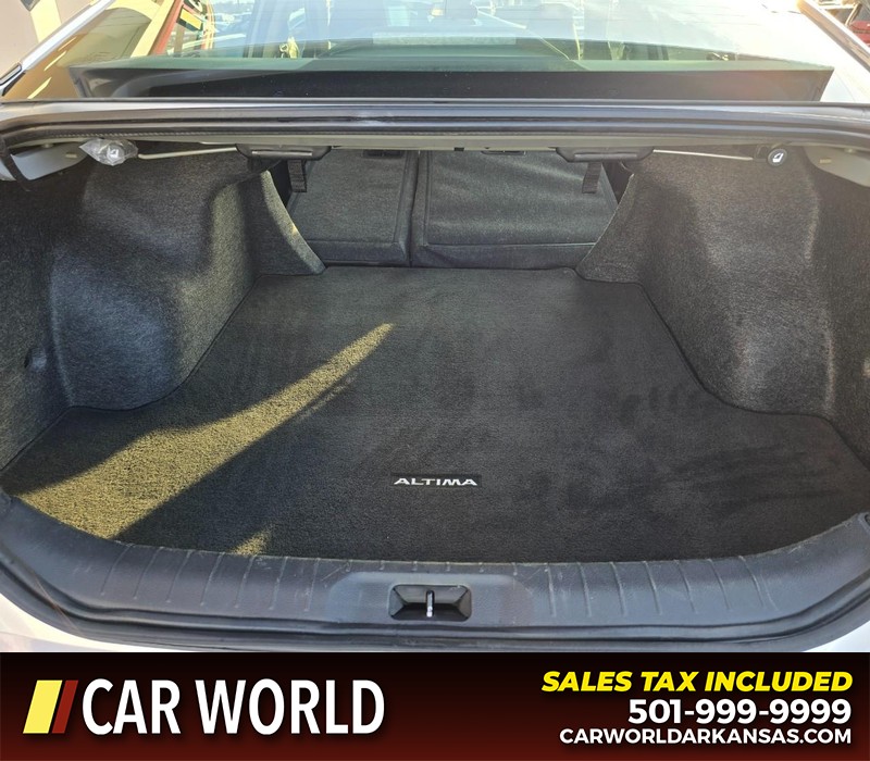 Nissan Altima Vehicle Full-screen Gallery Image 14