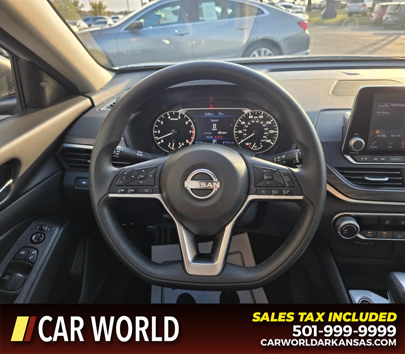 Nissan Altima Vehicle Full-screen Gallery Image 15