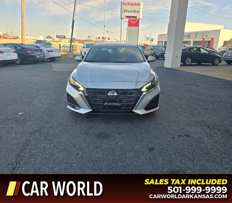 Nissan Altima Vehicle Full-screen Gallery Image 2