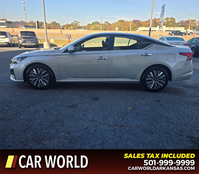 Nissan Altima Vehicle Full-screen Gallery Image 4