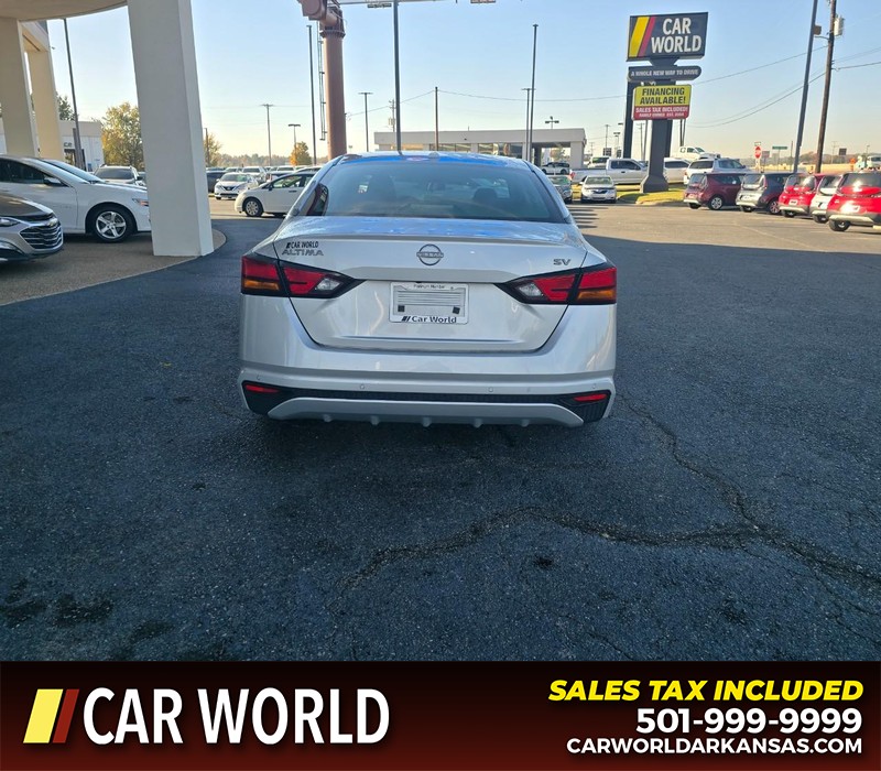 Nissan Altima Vehicle Full-screen Gallery Image 5