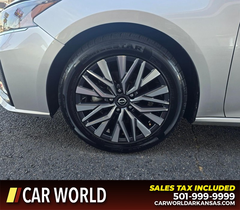 Nissan Altima Vehicle Full-screen Gallery Image 6