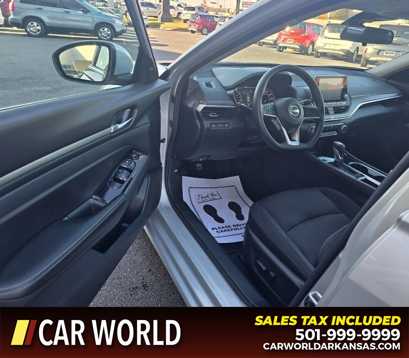 Nissan Altima Vehicle Full-screen Gallery Image 7