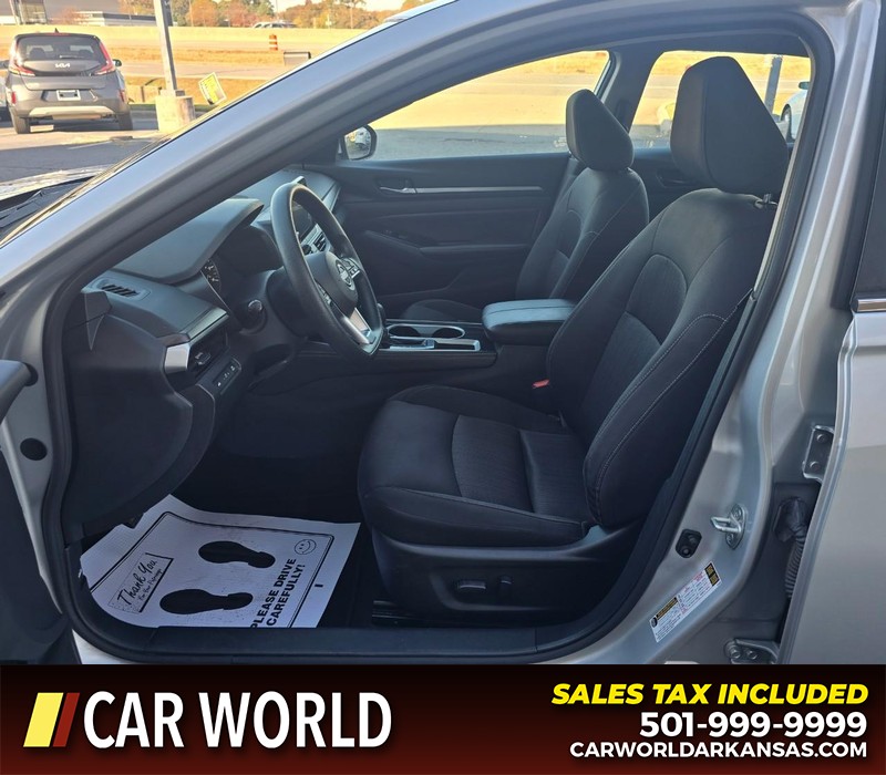 Nissan Altima Vehicle Full-screen Gallery Image 8