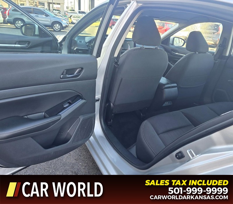 Nissan Altima Vehicle Full-screen Gallery Image 9