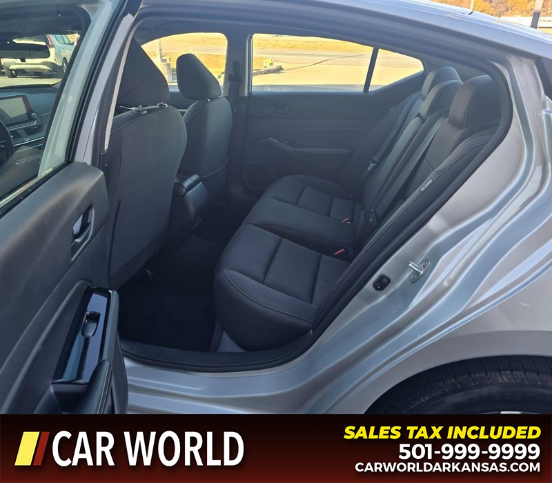 Nissan Altima Vehicle Full-screen Gallery Image 10