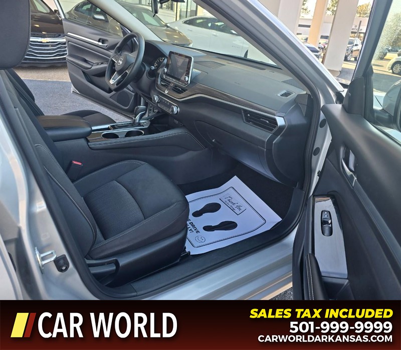 Nissan Altima Vehicle Full-screen Gallery Image 11