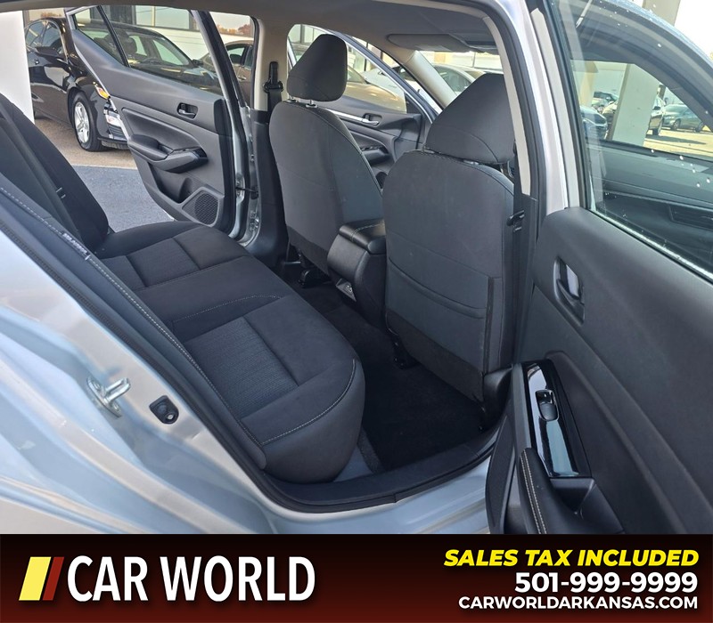 Nissan Altima Vehicle Full-screen Gallery Image 12