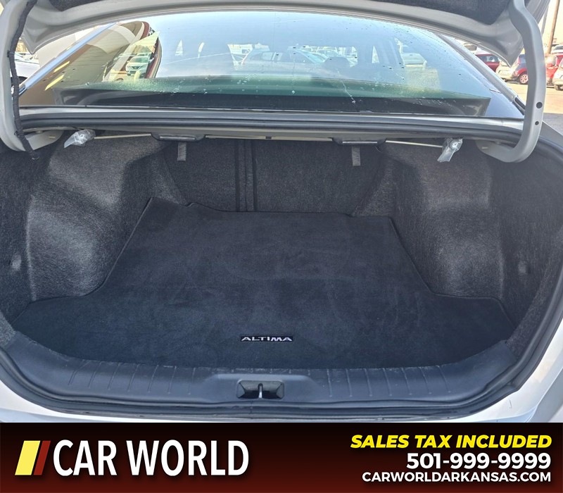 Nissan Altima Vehicle Full-screen Gallery Image 13