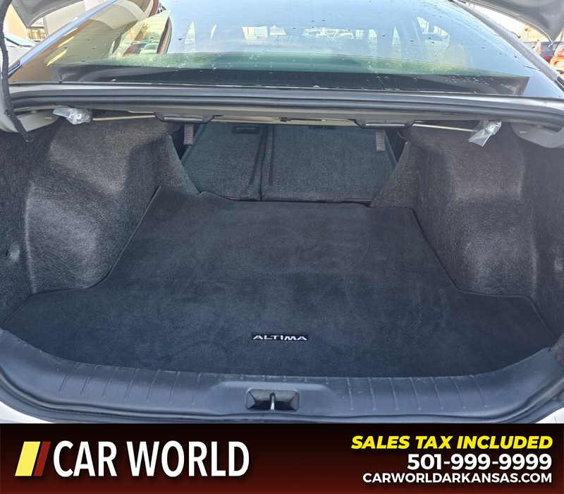 Nissan Altima Vehicle Full-screen Gallery Image 14