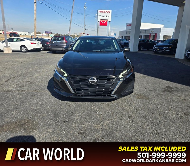 Nissan Altima Vehicle Full-screen Gallery Image 2