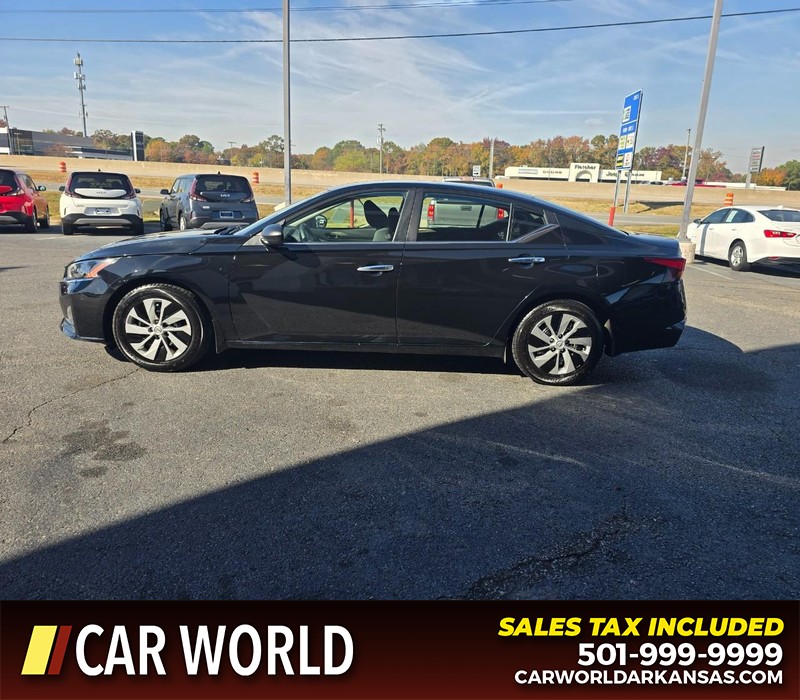 Nissan Altima Vehicle Full-screen Gallery Image 3