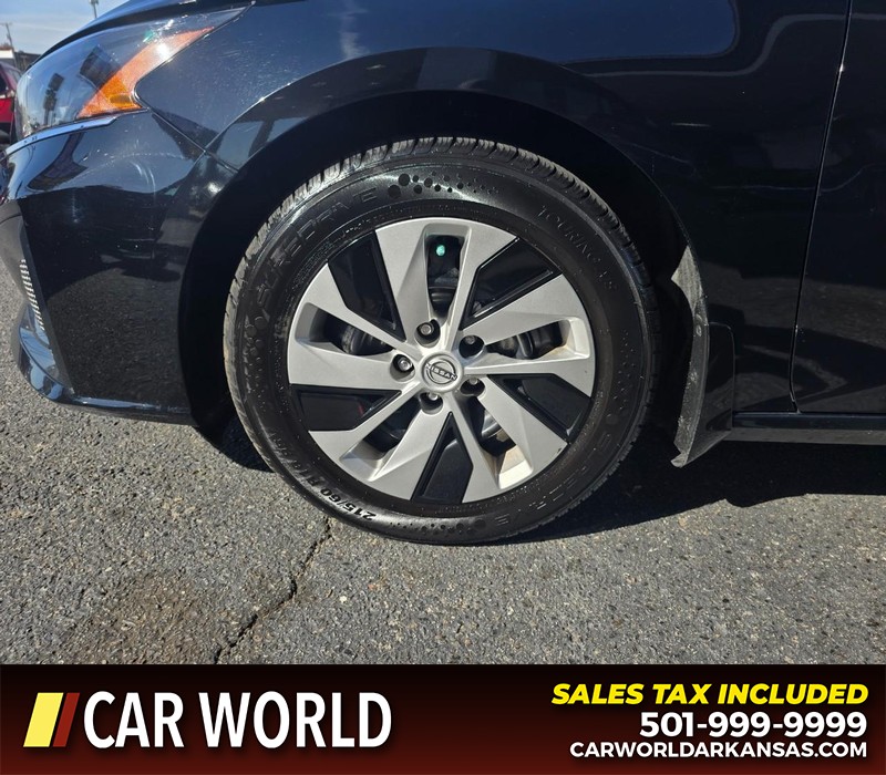 Nissan Altima Vehicle Full-screen Gallery Image 6