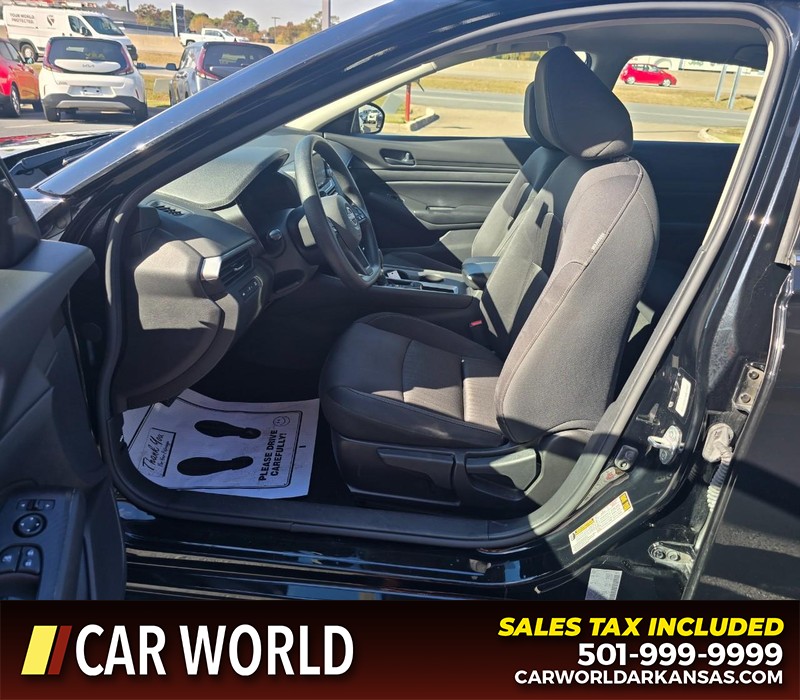 Nissan Altima Vehicle Full-screen Gallery Image 8