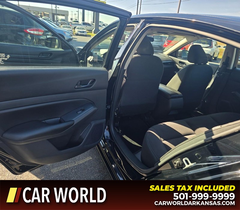 Nissan Altima Vehicle Full-screen Gallery Image 9