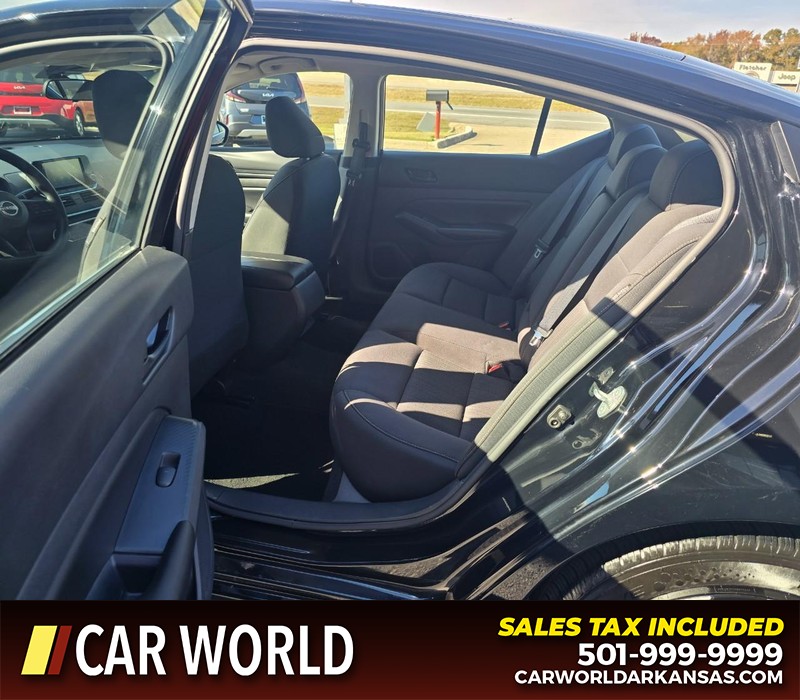 Nissan Altima Vehicle Full-screen Gallery Image 10