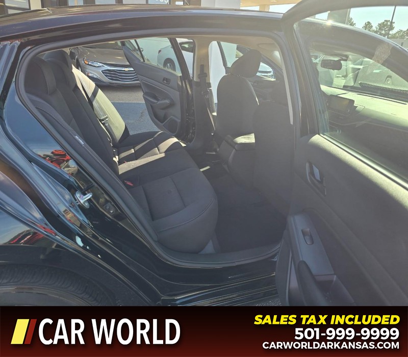 Nissan Altima Vehicle Full-screen Gallery Image 12