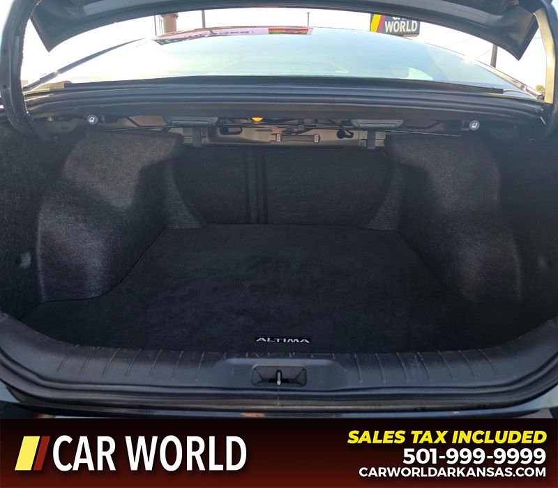 Nissan Altima Vehicle Full-screen Gallery Image 13