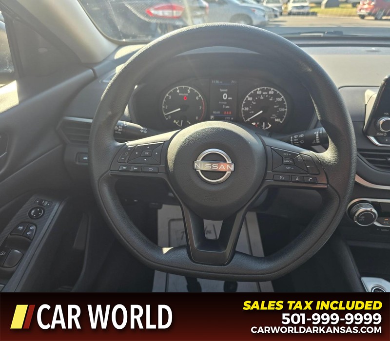 Nissan Altima Vehicle Full-screen Gallery Image 15