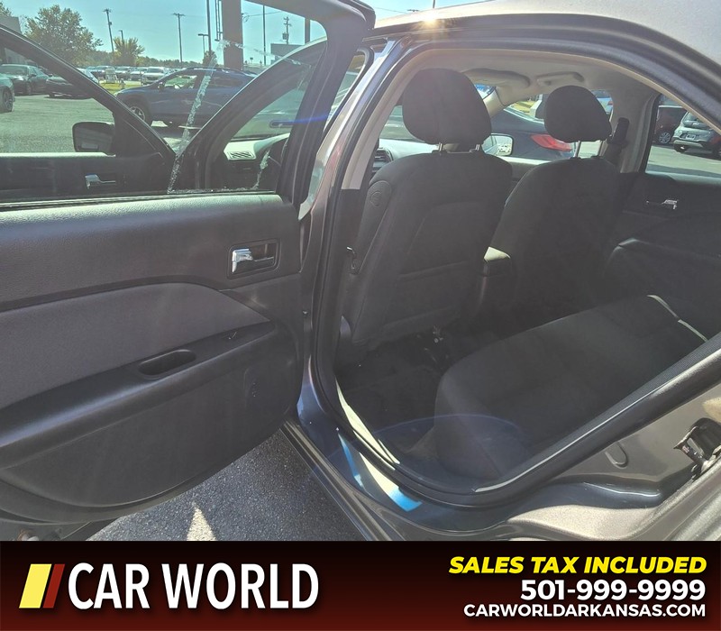 Ford Fusion Vehicle Full-screen Gallery Image 9