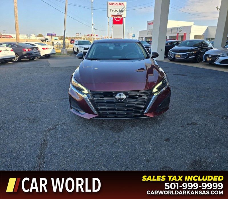 Nissan Altima Vehicle Full-screen Gallery Image 2